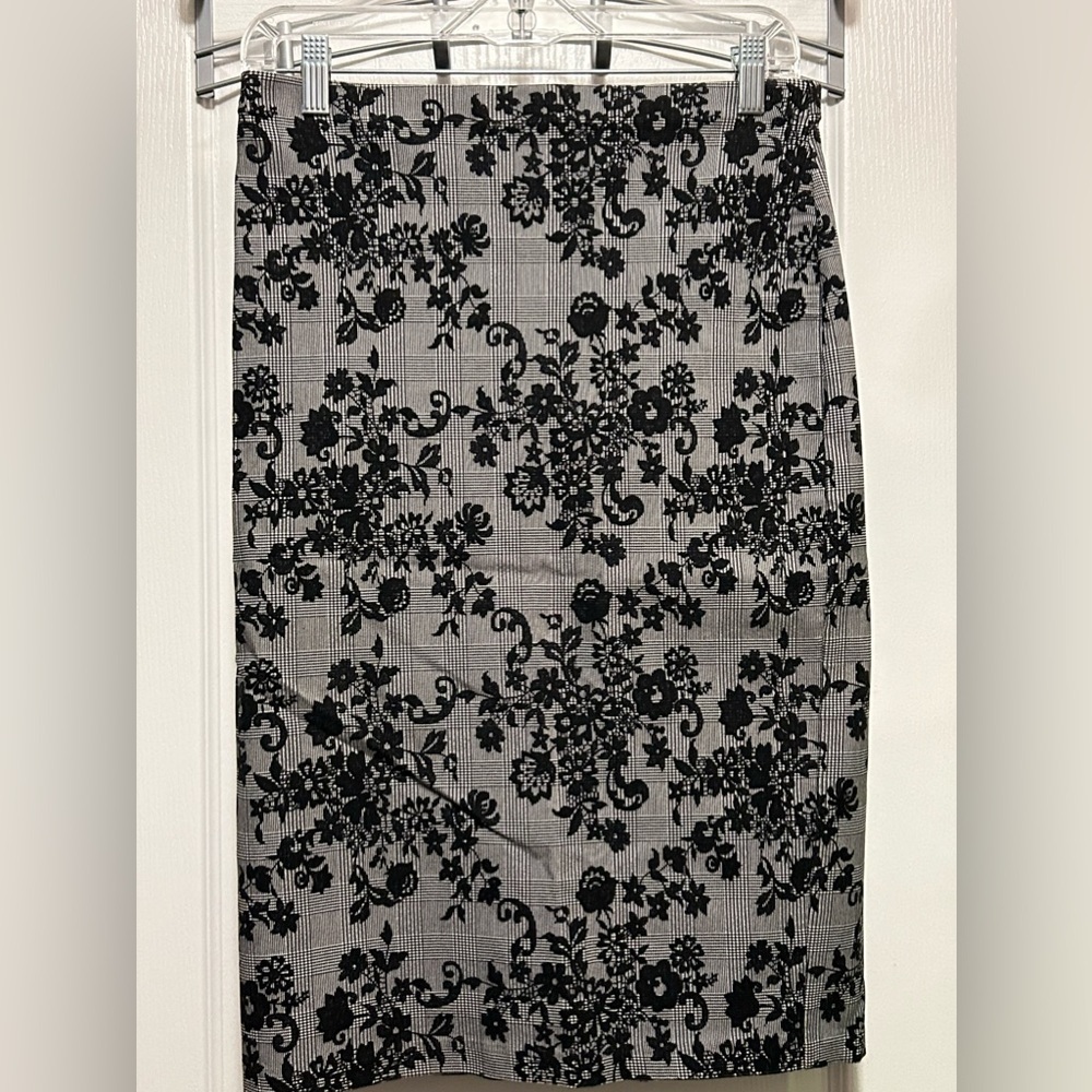 Linda‎ Matthews Straight Pencil Skirt Women’s small Black plaid floral Pull On